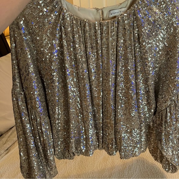🔥Gianni bini Maurissa Sequin Long Sleeve. Silver. Amazing top! Worn one time! - Picture 6 of 8